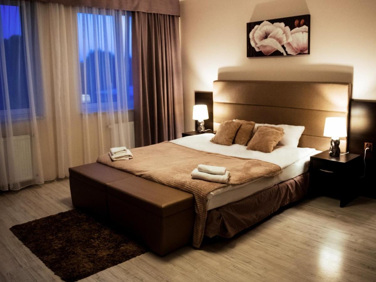 Hotel Feniks 그니에즈노 외부 사진