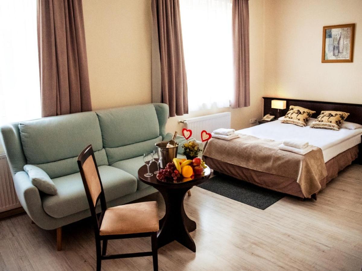 Hotel Feniks 그니에즈노 외부 사진