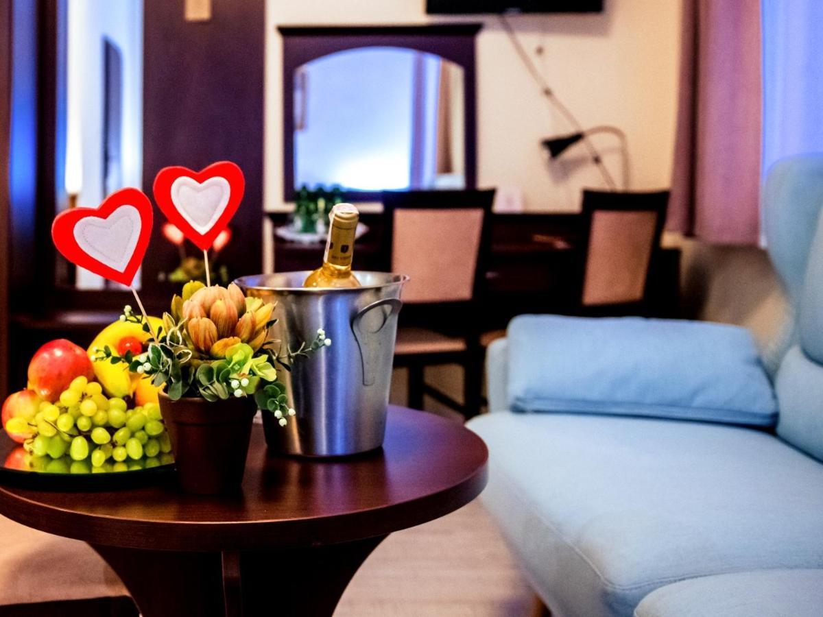 Hotel Feniks 그니에즈노 외부 사진