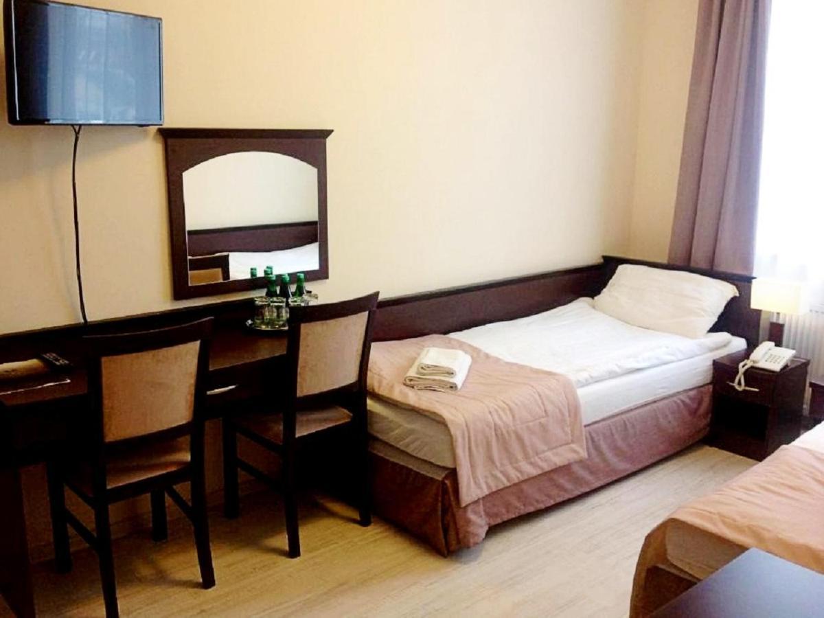Hotel Feniks 그니에즈노 외부 사진