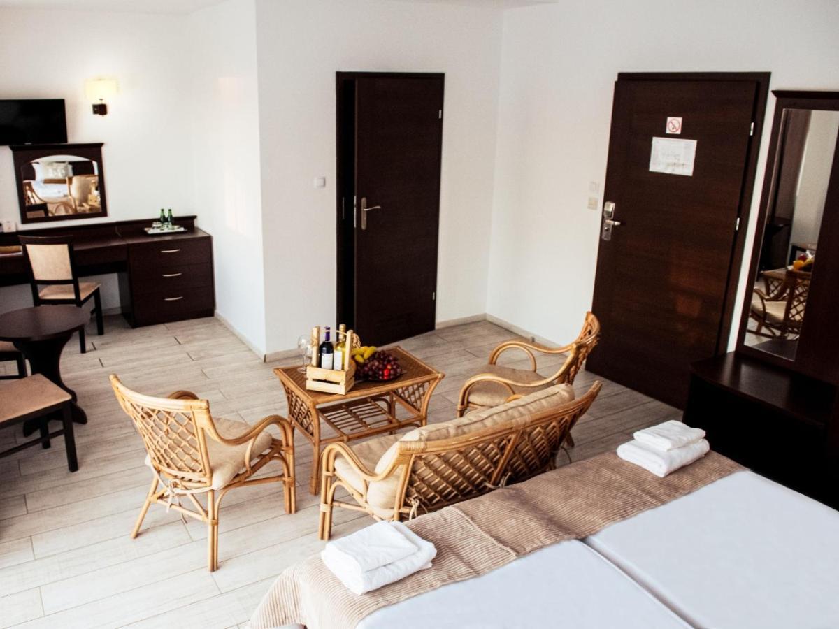 Hotel Feniks 그니에즈노 외부 사진