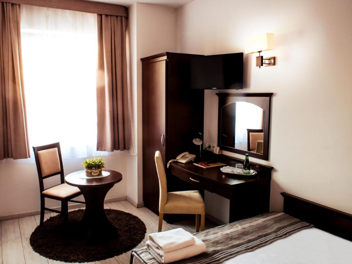 Hotel Feniks 그니에즈노 외부 사진