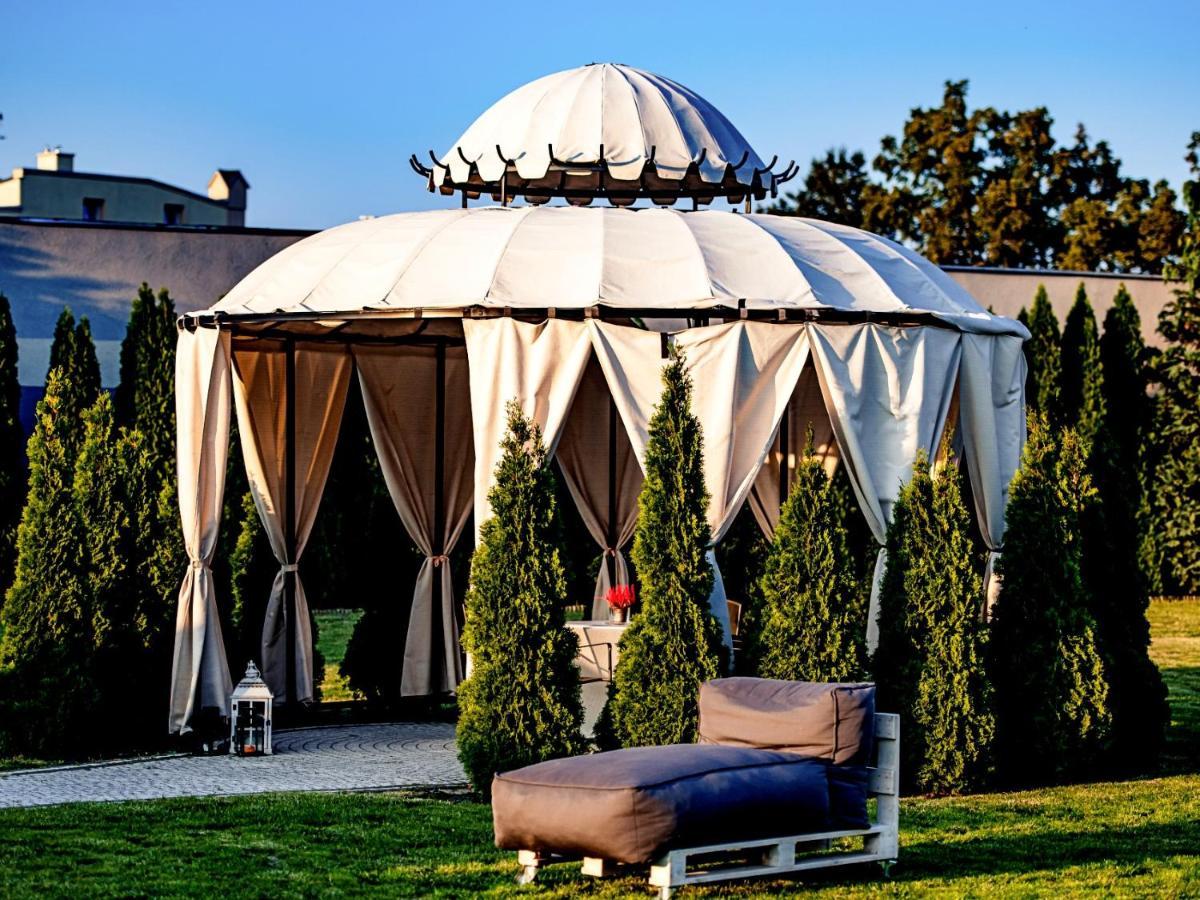 Hotel Feniks 그니에즈노 외부 사진