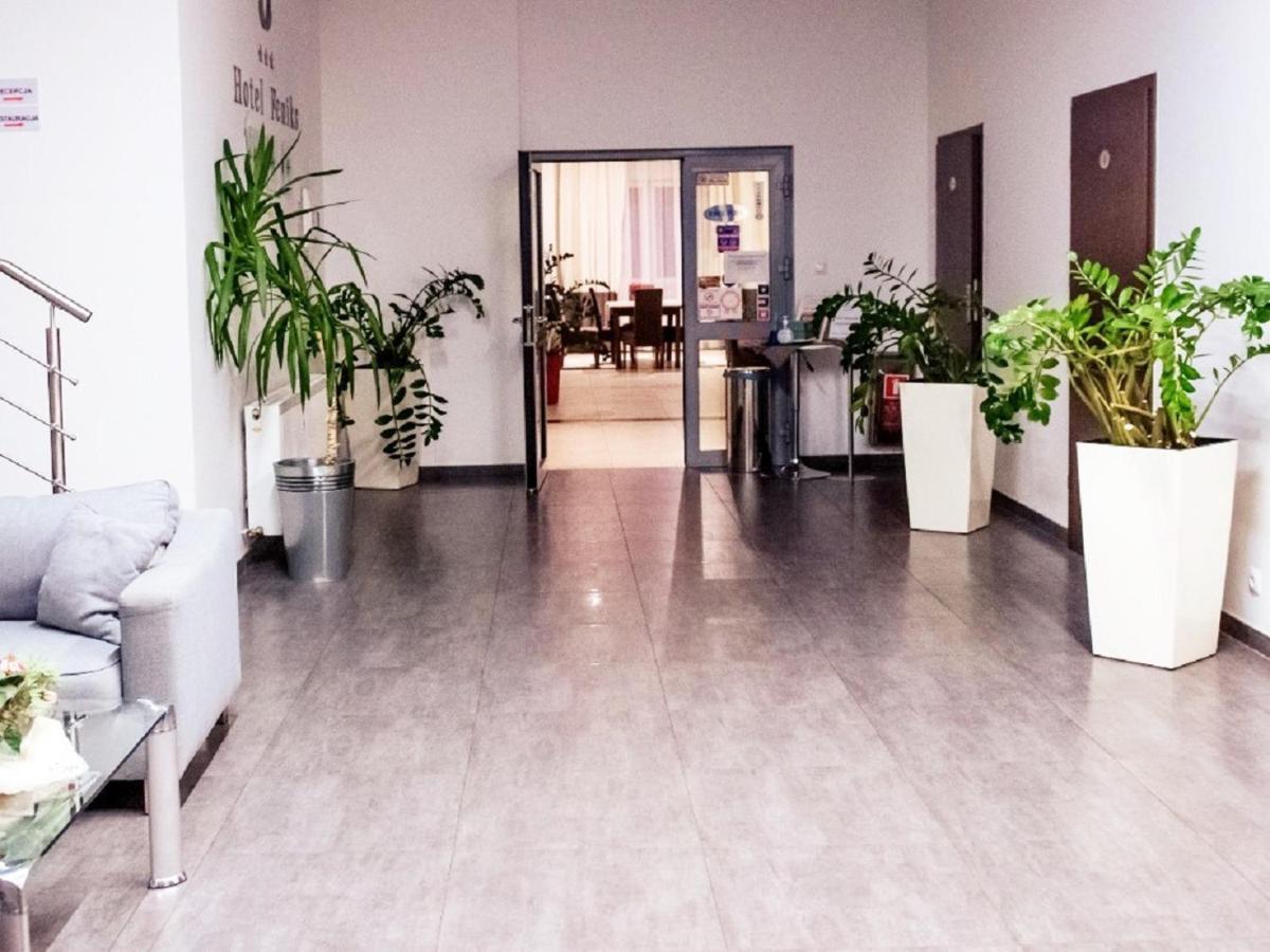 Hotel Feniks 그니에즈노 외부 사진