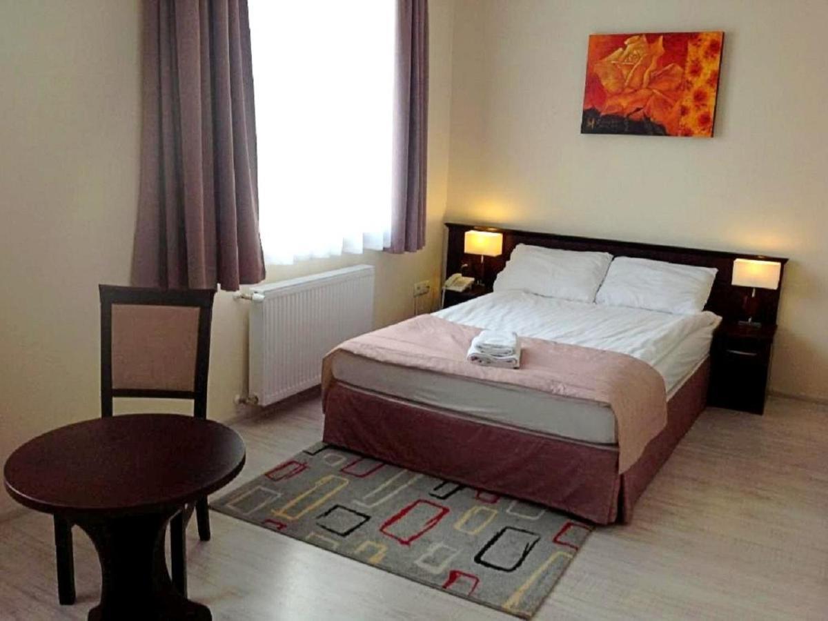 Hotel Feniks 그니에즈노 외부 사진