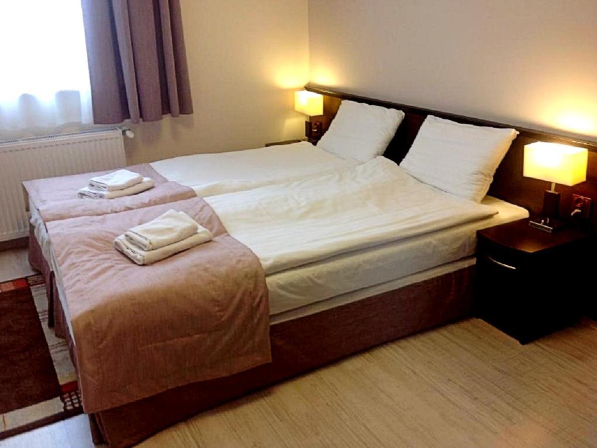 Hotel Feniks 그니에즈노 외부 사진