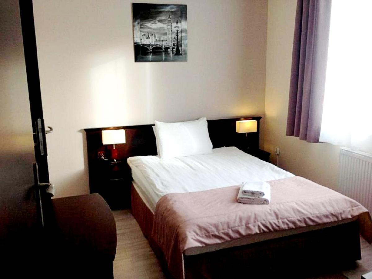 Hotel Feniks 그니에즈노 외부 사진