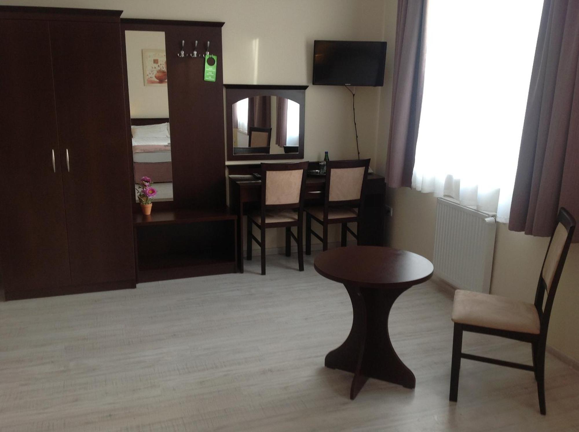 Hotel Feniks 그니에즈노 외부 사진