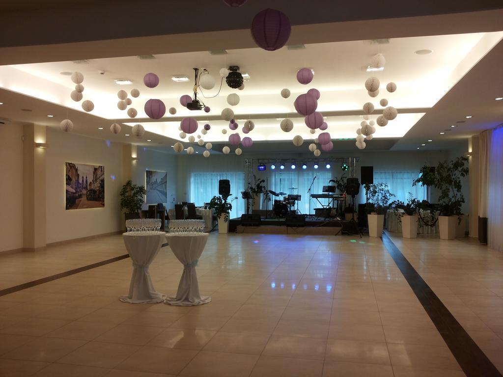 Hotel Feniks 그니에즈노 외부 사진