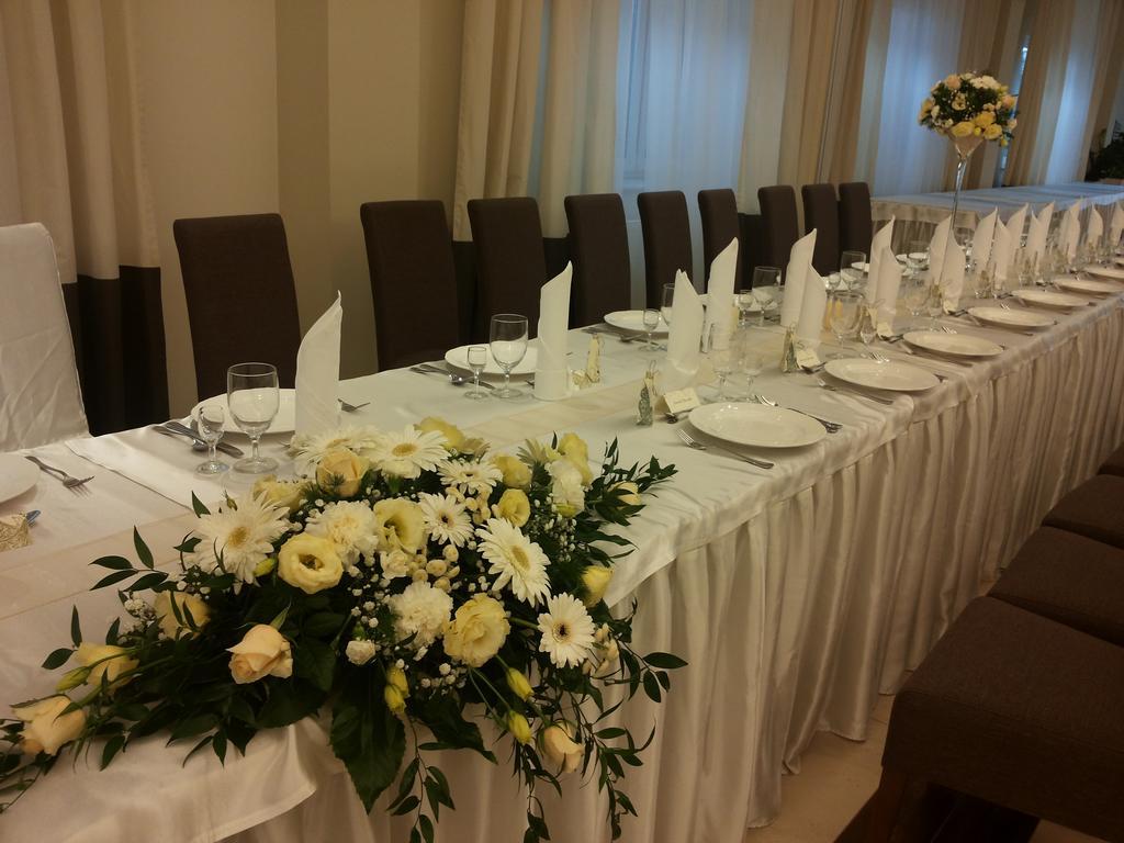 Hotel Feniks 그니에즈노 외부 사진