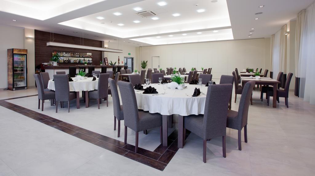 Hotel Feniks 그니에즈노 외부 사진