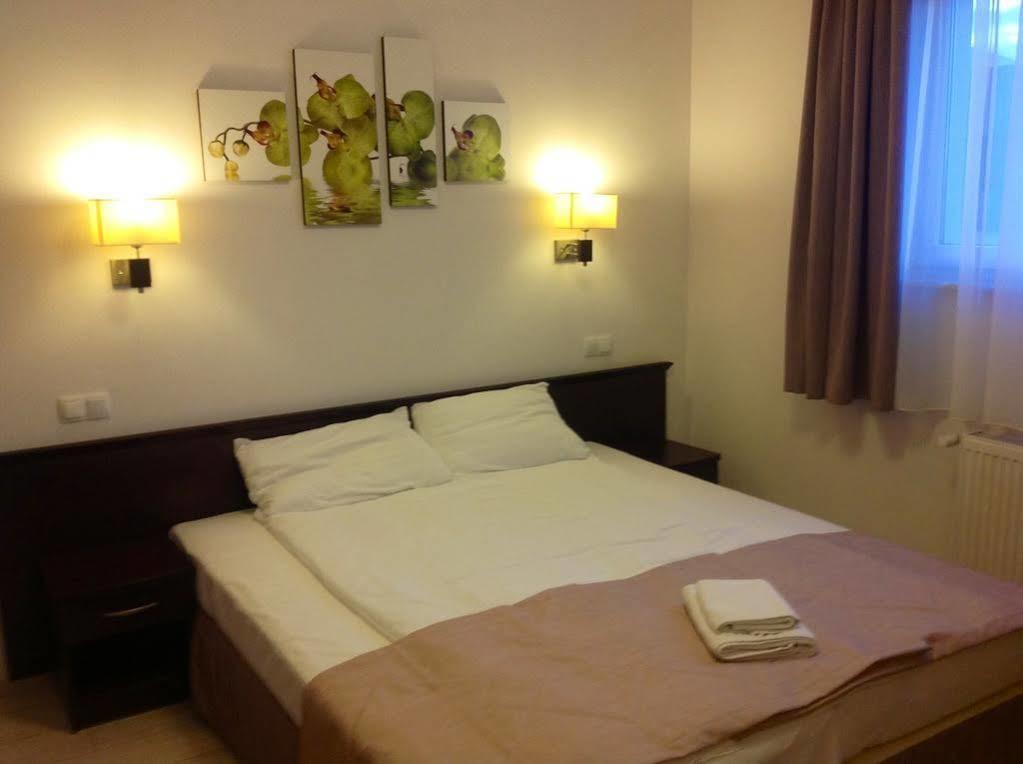 Hotel Feniks 그니에즈노 외부 사진